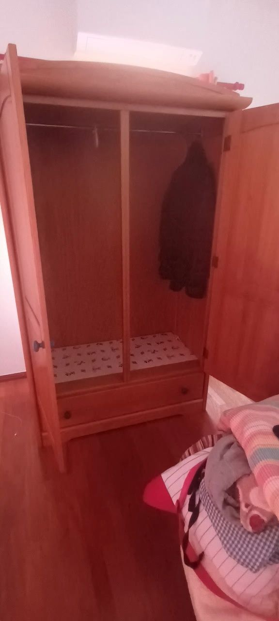 Roupeiros, camas. Louceiro e sapateira