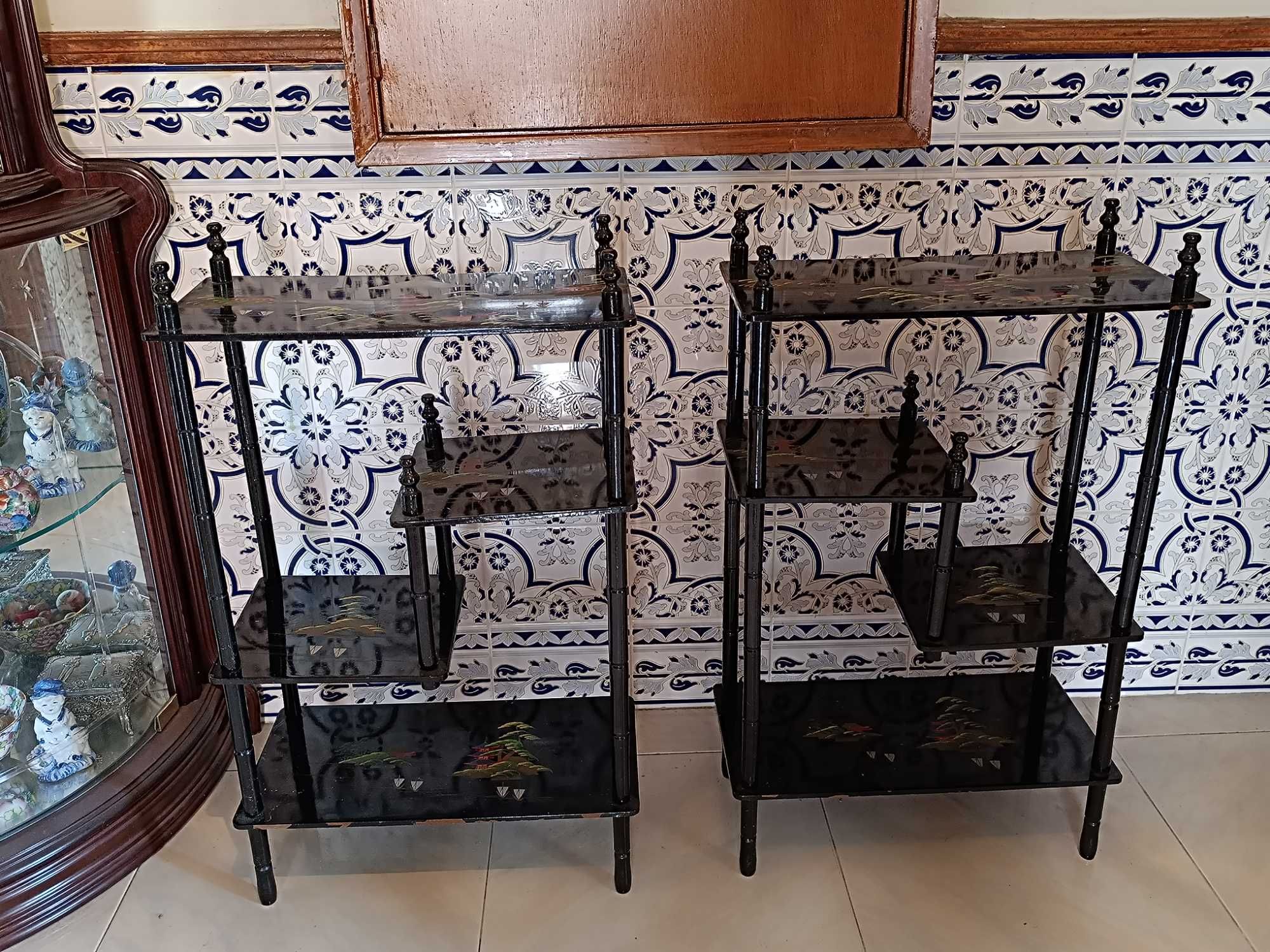 Conjunto de duas mini estantes com motivos chineses