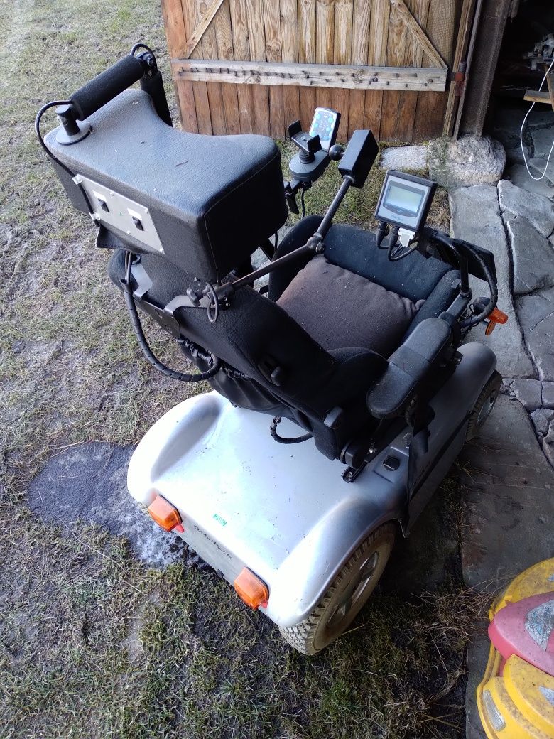 Wozek inwalidzki elektryczny sterowany broda ustami