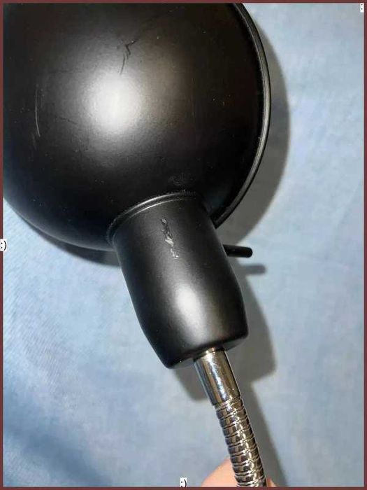 Czarna lampka nocna na biurko