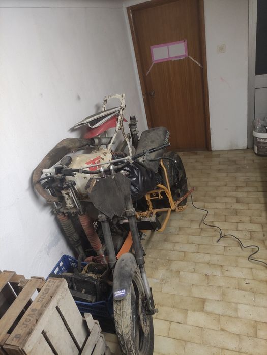 Yamaha DT 50 as peças, com dois motores, sem docs.