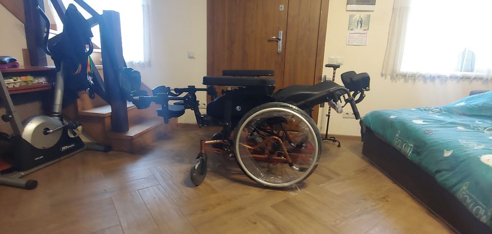 Продам абсолютно нову багатопозиційну коляску підвищеного комфорту .