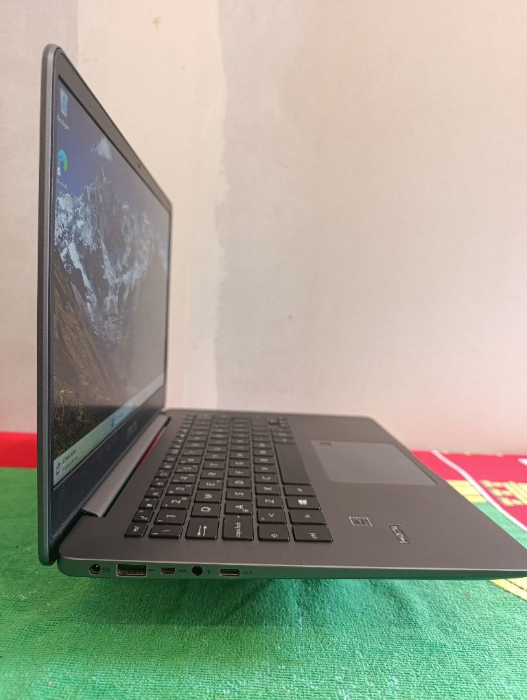 Asus UX430 (i5 8th - 8GB DDR4 - 256GB SSD - GeForce MX150 2GB)