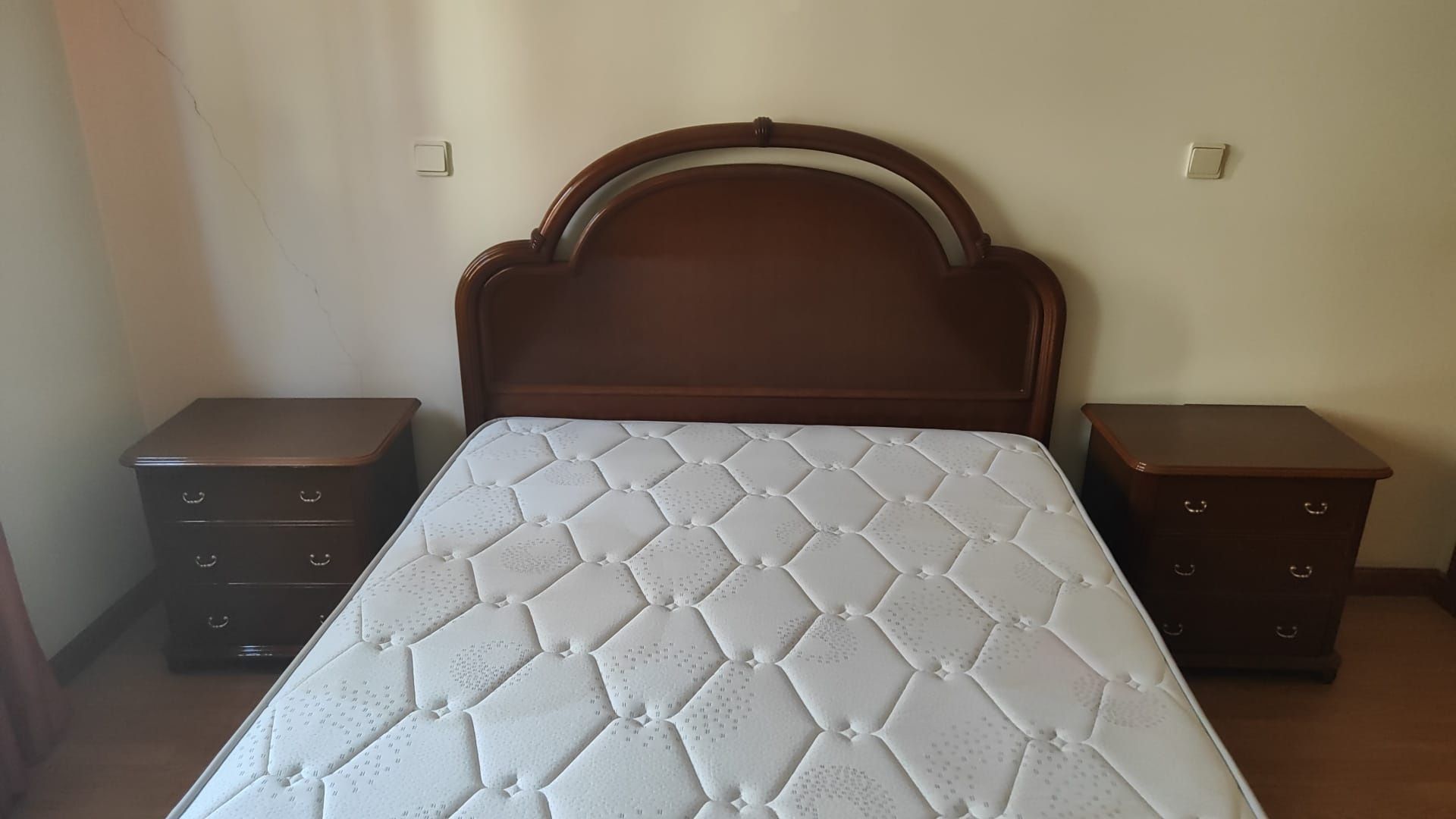 Cama em madeira maciça, estrado e mesas de cabeceira