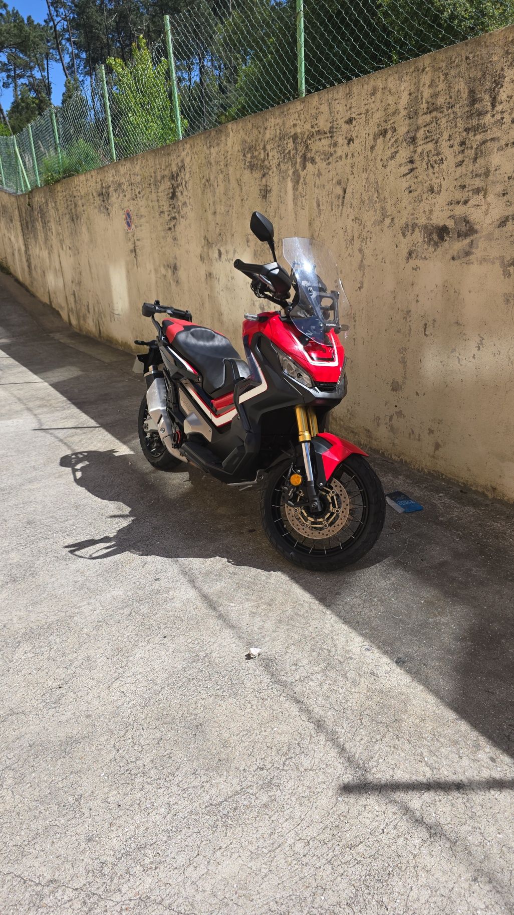 Honda X-ADV 750 Vermelha