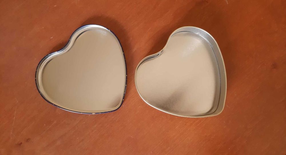 Metalowe pudełko granatowo-złote w kształcie serca | wzór konstelacje