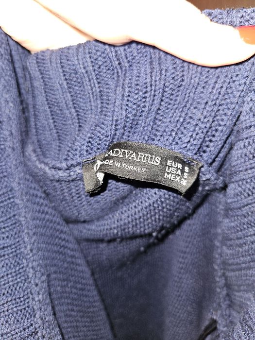 Granatowy sweter "off shoulders"