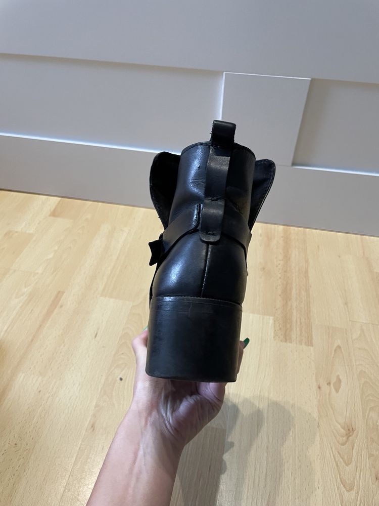 Czarne botki stradivarius z klamerką