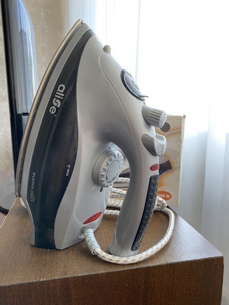 Праска Alise steam iron UP-2031