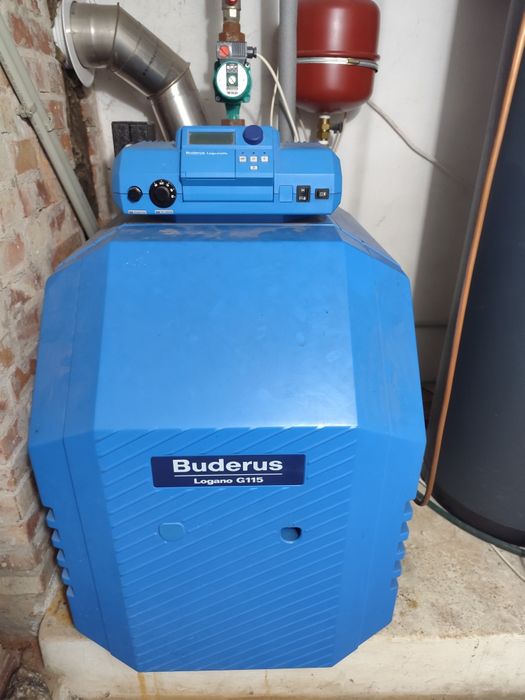 Piec olejowy Buderus+ 2 zbiorniki na olej opałowy