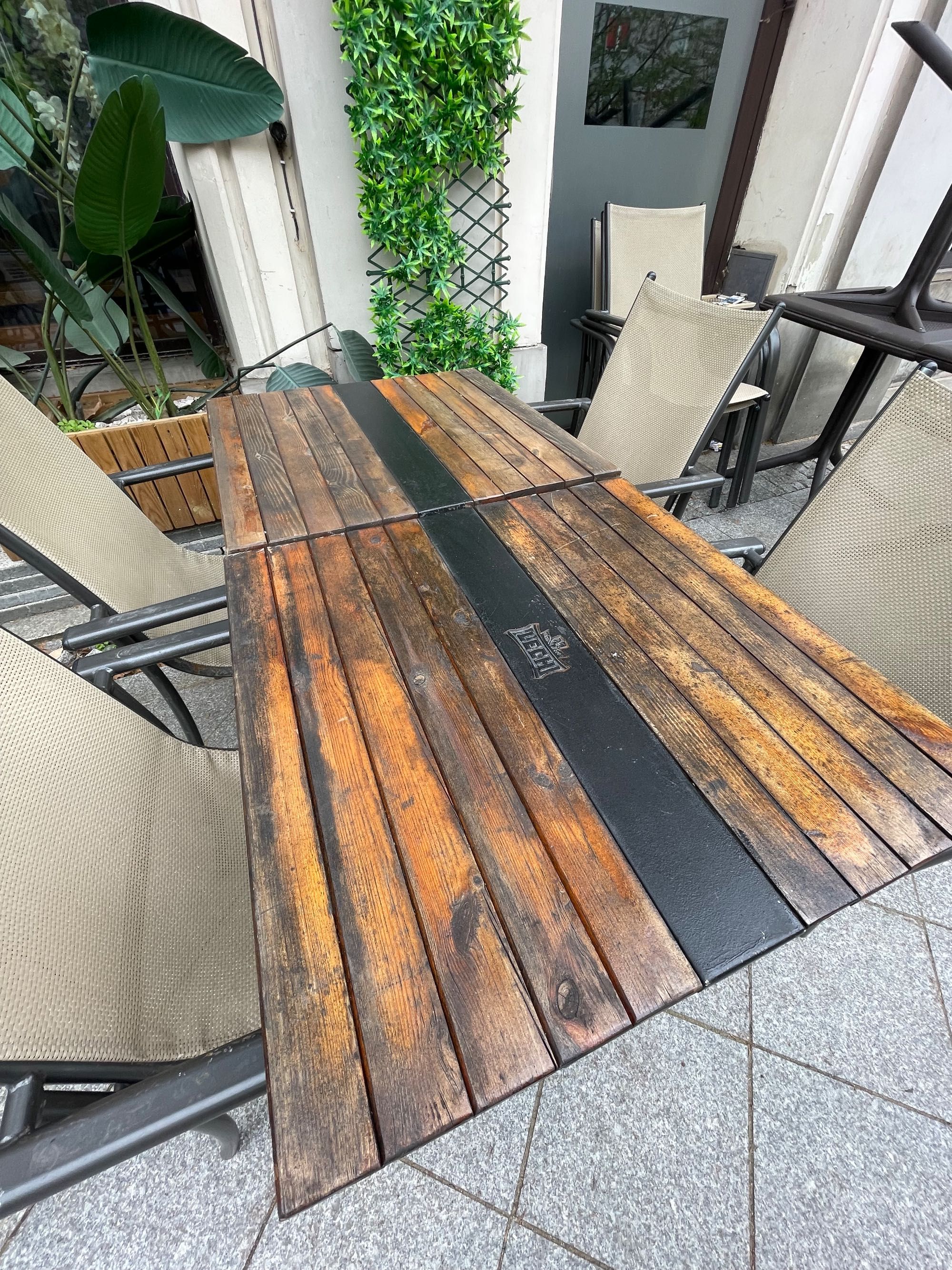 Stół ogrodowy - Metalowa podstawa i drewniany blat