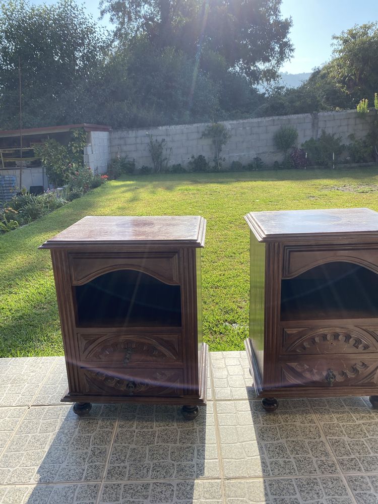 Duas mesas de cabeceira