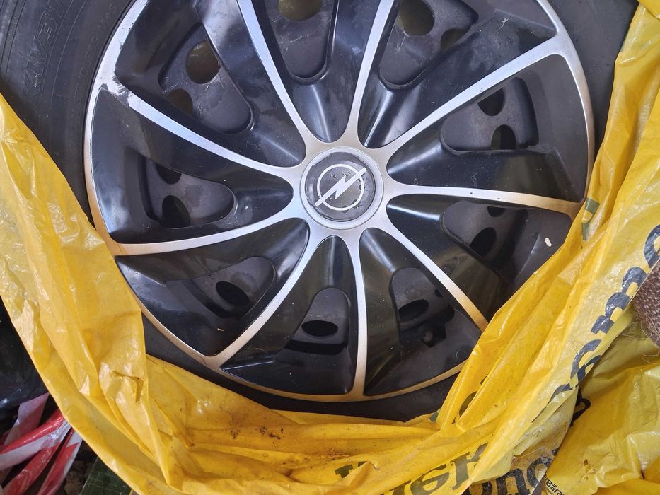Sprzedam komplet kół zimowych wraz z kołpakami.
