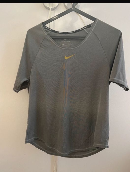 T-shirt desportiva Dry Fit.