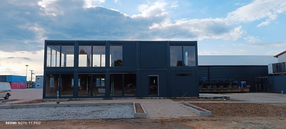 Zestaw kontenerów biurowych handlowych 200 m2 dwupoziomowy