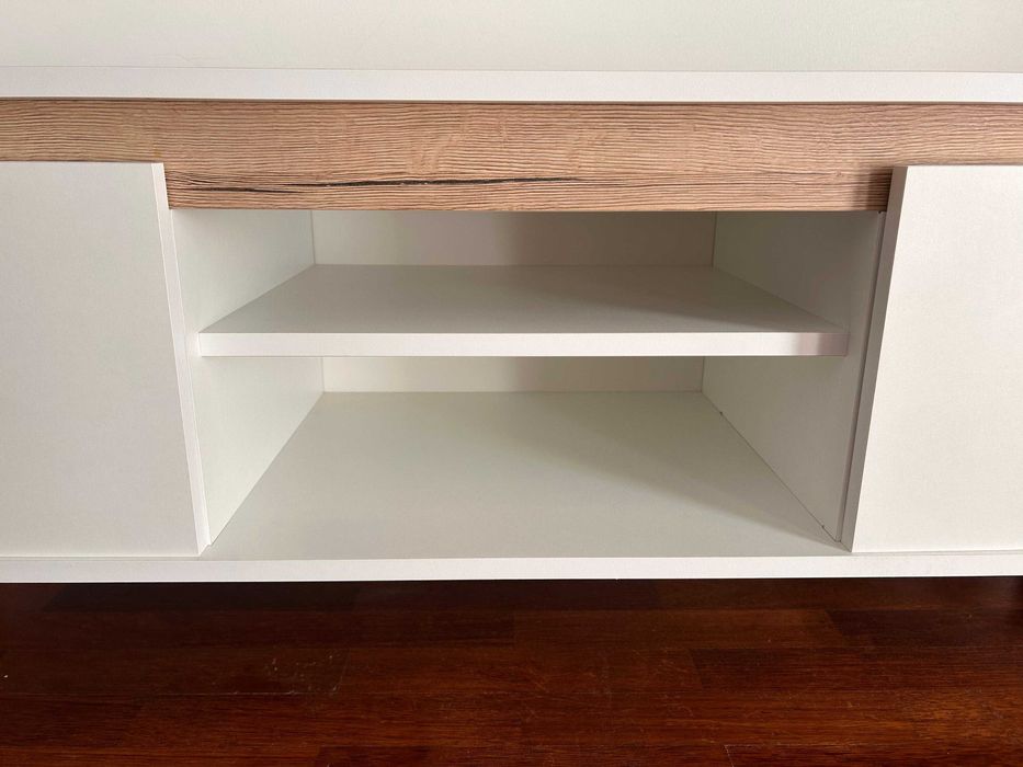 Base/Móvel de TV moderno branco | Praticamente Novo | C:135 L:40 A:47