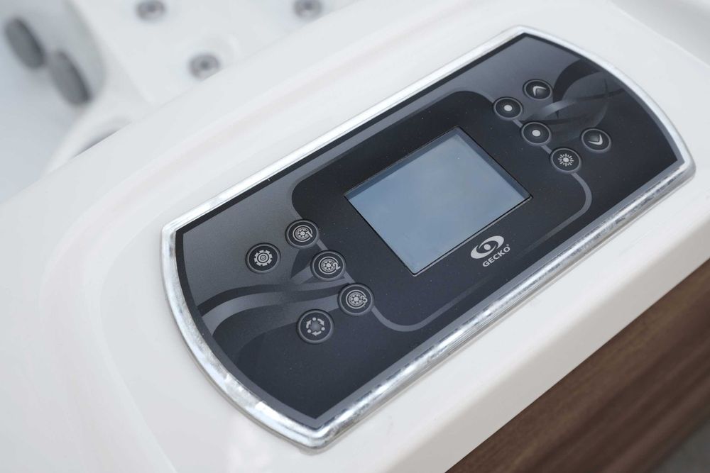 Jacuzzi FROST KÖLD ECO już w Polsce– pompa ciepła + 86 dysz