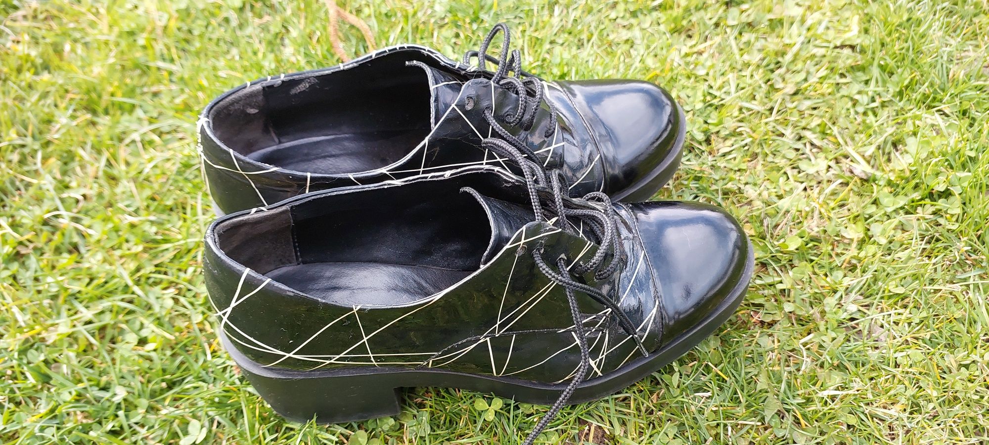 Туфлі лаковані чорні з бежевою полоскою