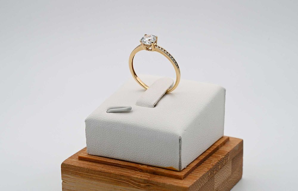 Śliczny pierścionek żółte złoto 333 i cyrkonie R:20 zaręczyny APART!