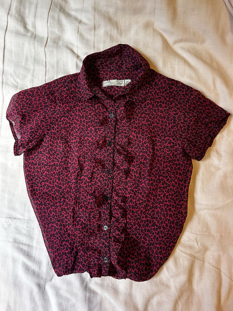 Camisa cintada tigresa fúcsia c/ folhos. Nova.