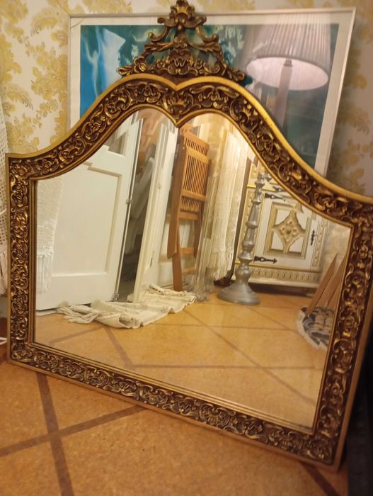 Espelho, com moldura dourada