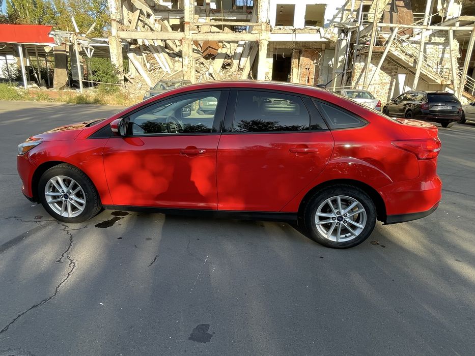 Машина Ford Focus 2015 года