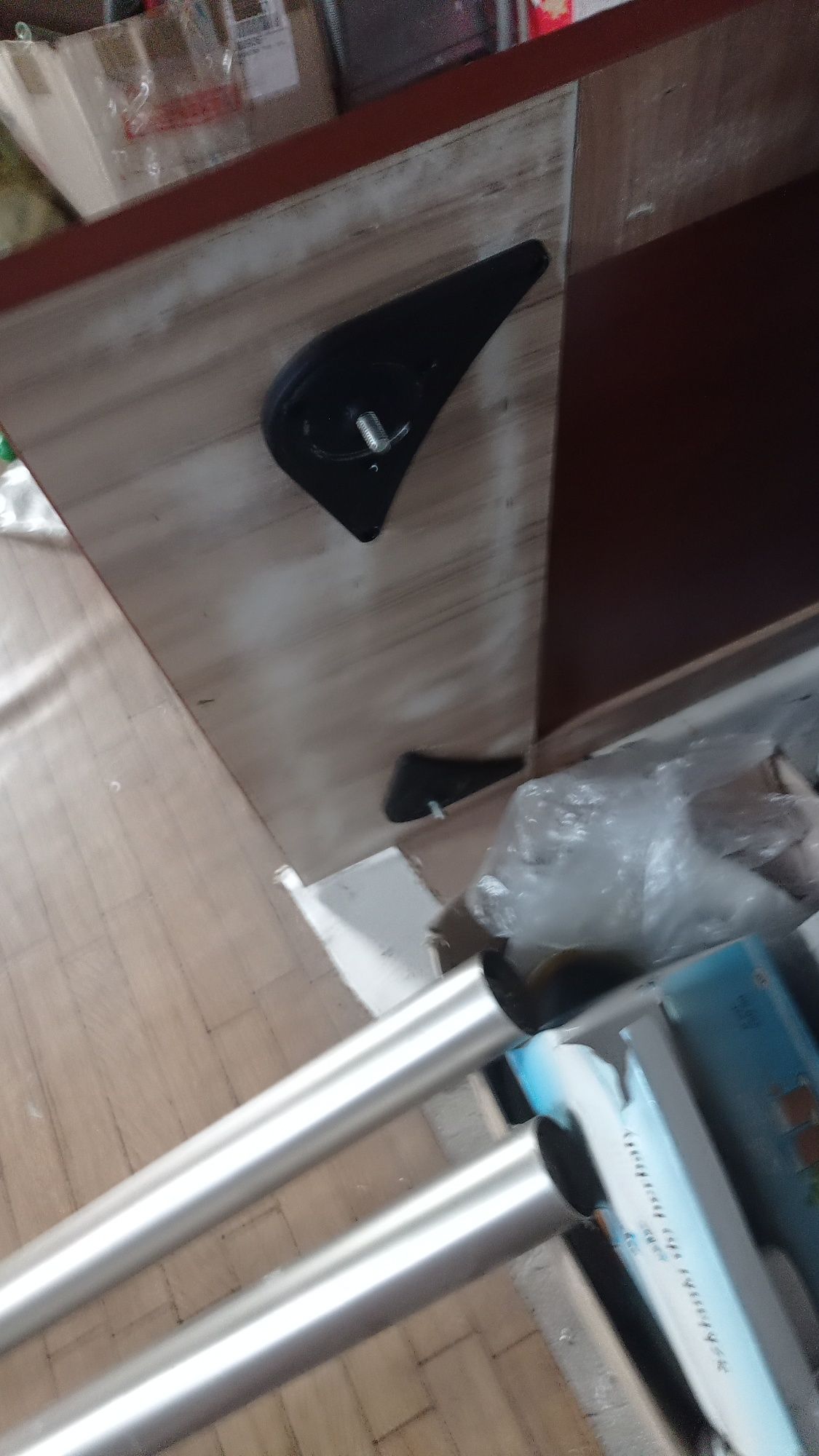 Stół do kuchni na srebrnych nozkach