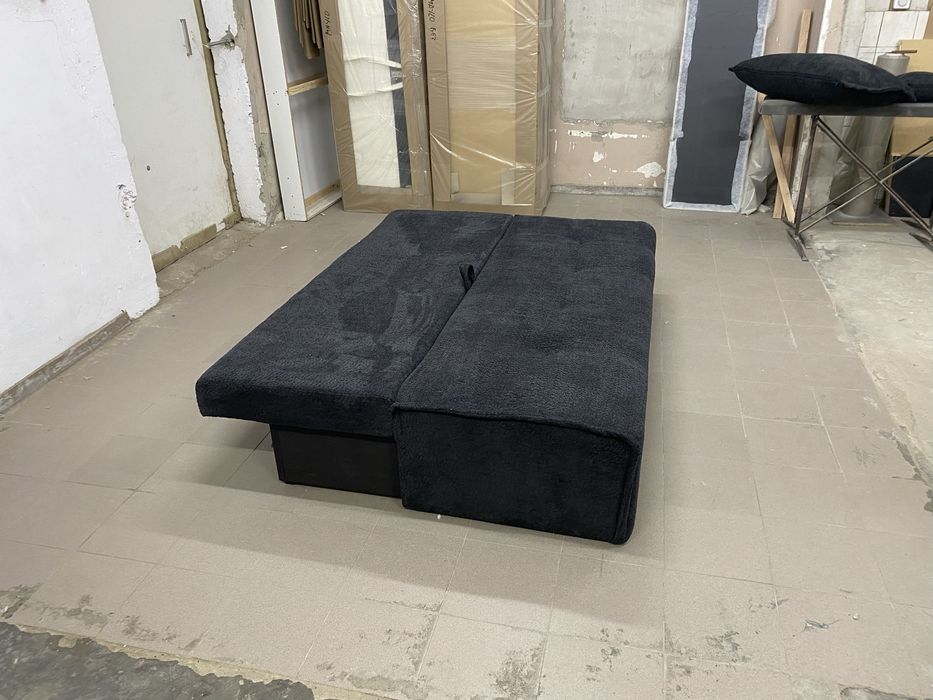 Kanapa rozkładana do salonu czarna tkaniny do wyboru