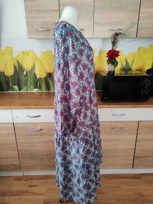 Śliczna lekka sukienka midi VRS rozmiar ok 46/48 poliester kwiaty