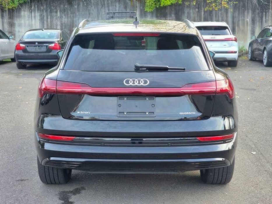 Audi e-tron      2022