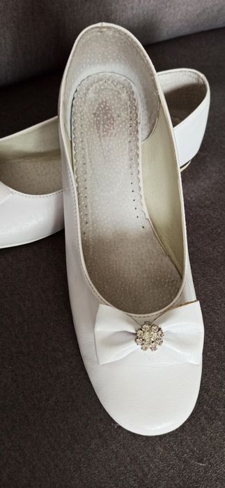 Baleriny białe z ozdobną kokardką