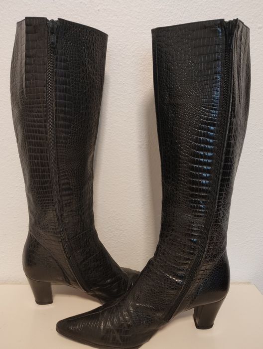 Botas femininas em pele, de cor preta