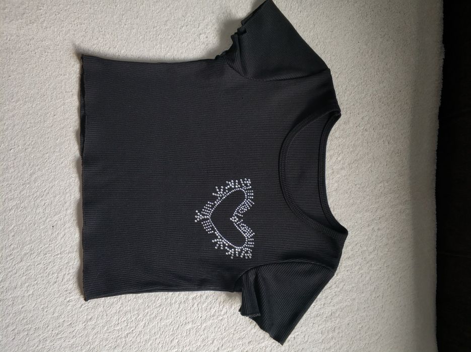 Crop top czarny prążkowany z serduszkiem z diamencików