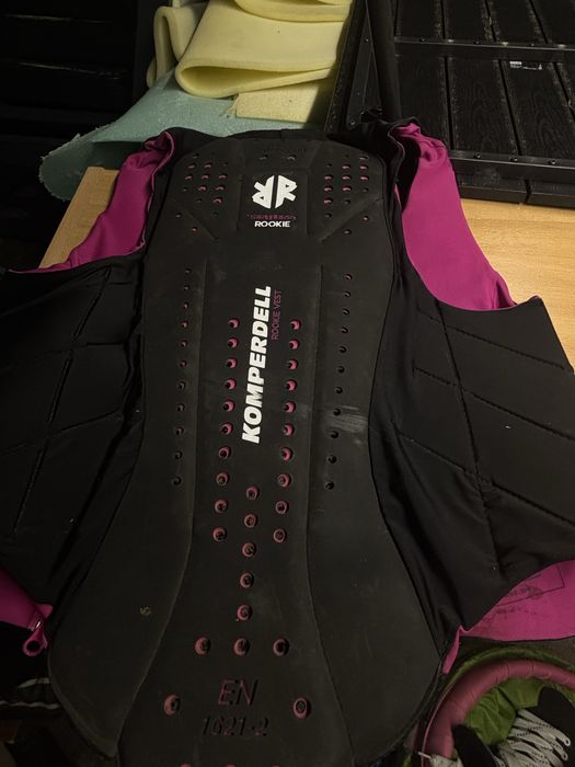 rożowa kamizelka jeździecka z komperdell