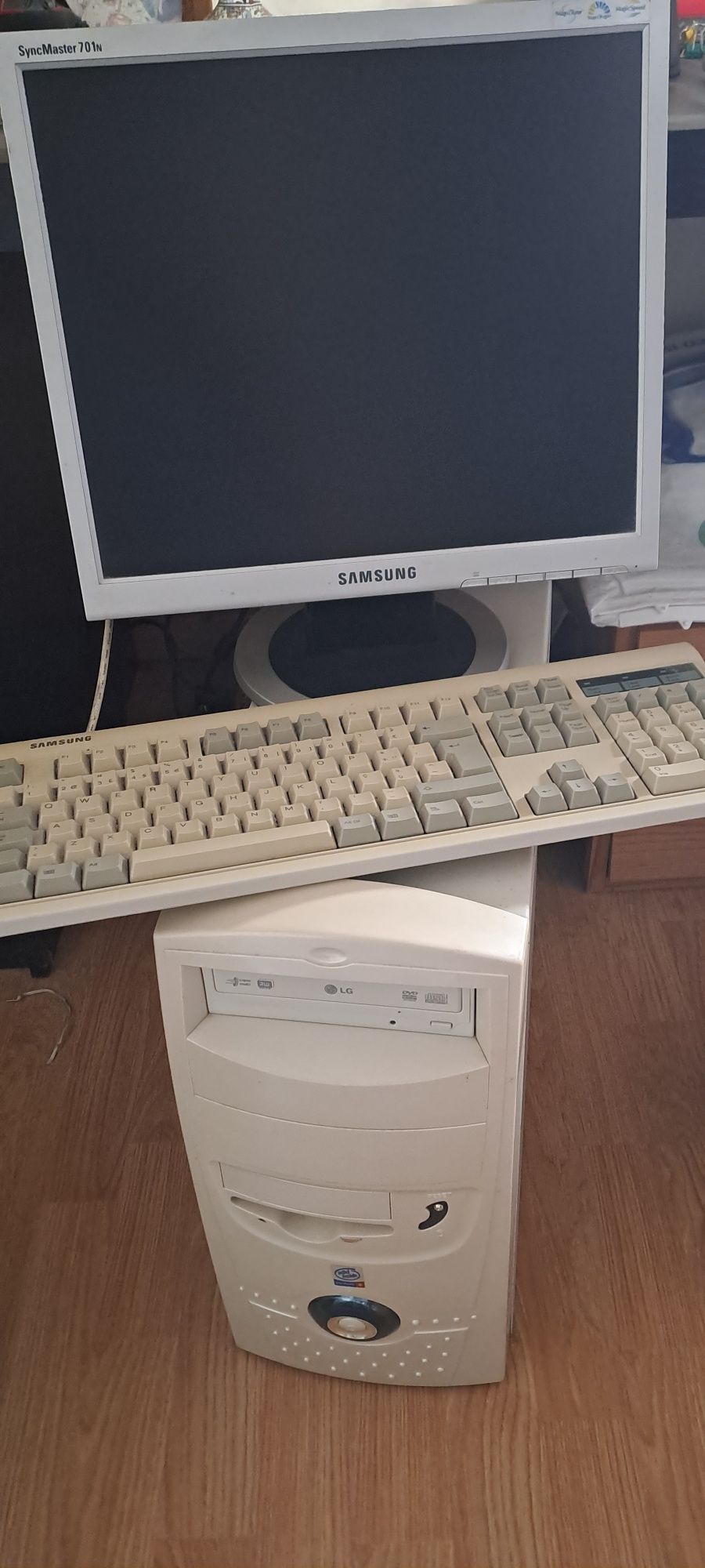 Torre , teclado e ecrã