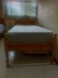 Cama em madeira pinho, estrado ripas e colchao