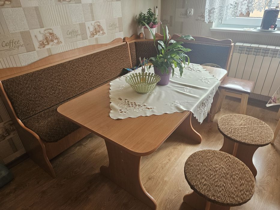 Narożnik do kuchni, stół i 2 krzesla