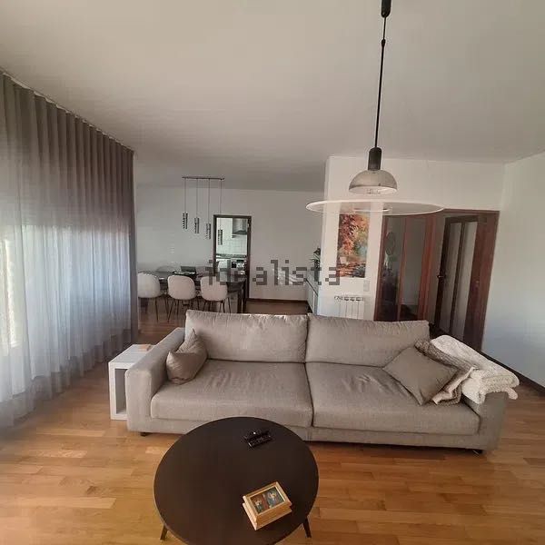 Sofá cinzento tecido