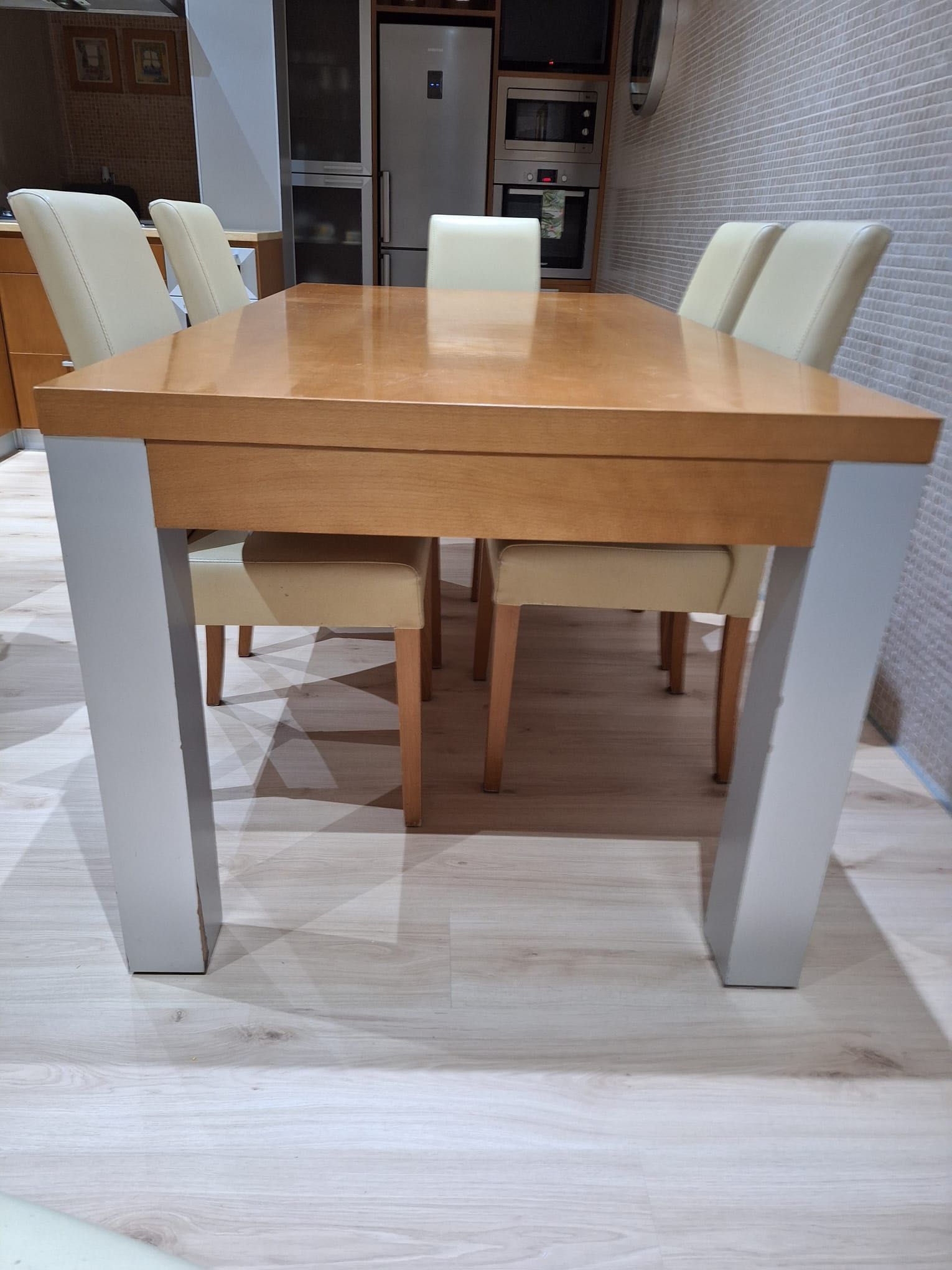 Mesa de cozinha maciça de cerejeira com pernas forradas a folga inox