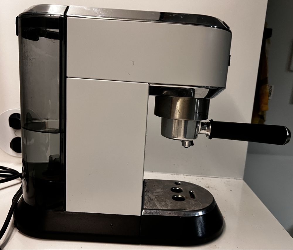 Maquina de café Delonghi dedica