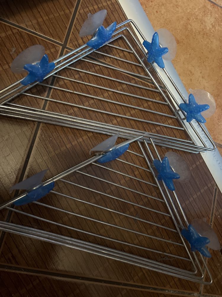 Metalowa polka pod prysznic