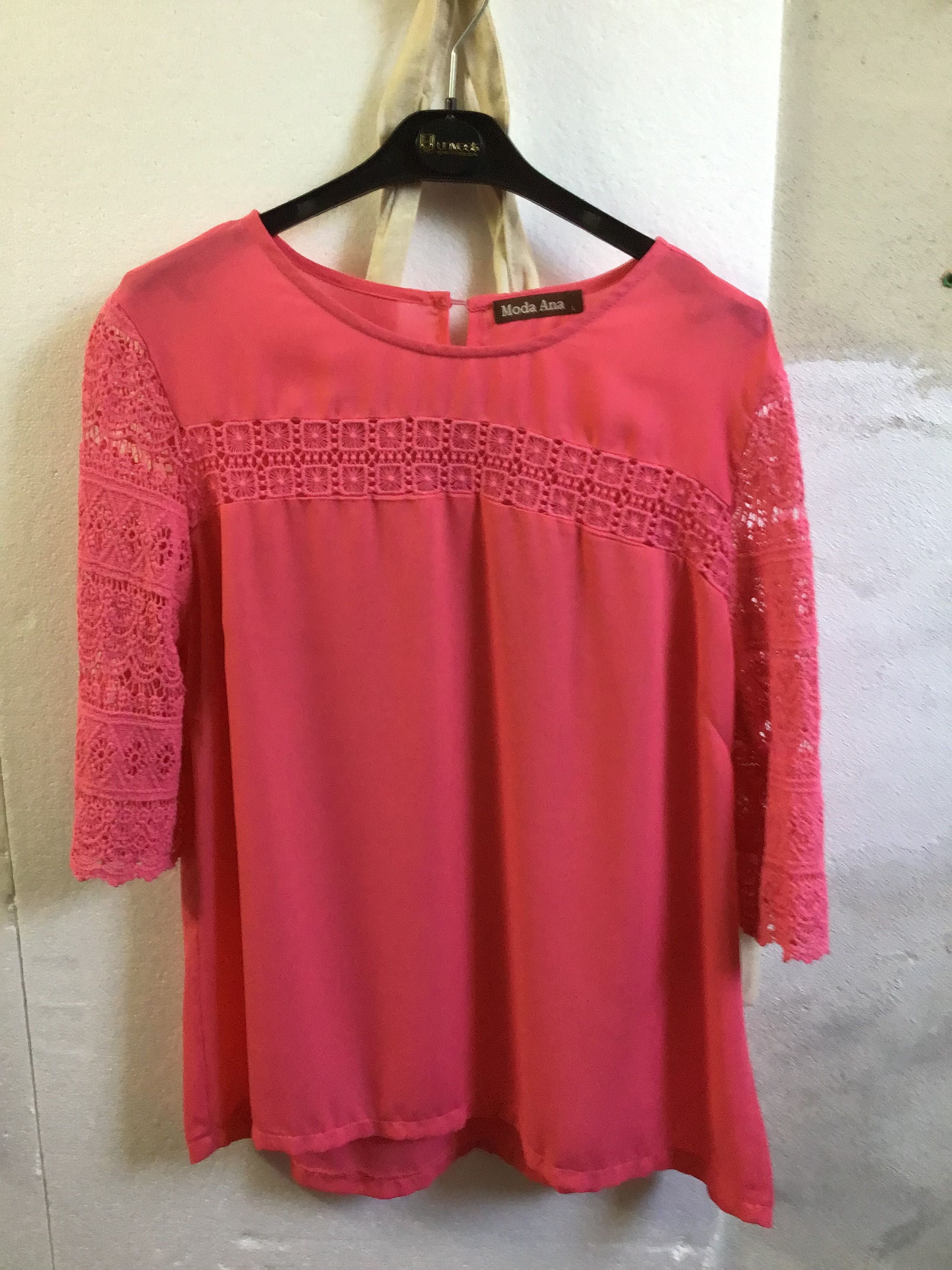 Blusa rosa com bordado