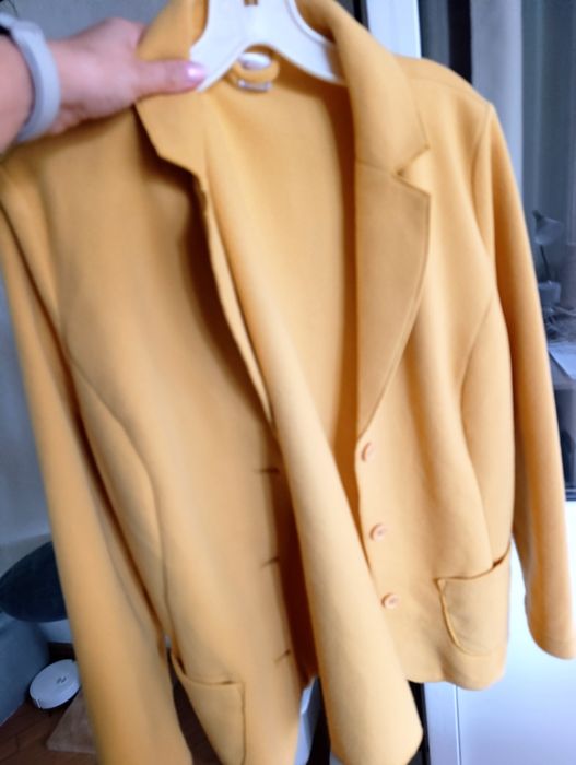 Продам м'який піджак бананового кольру