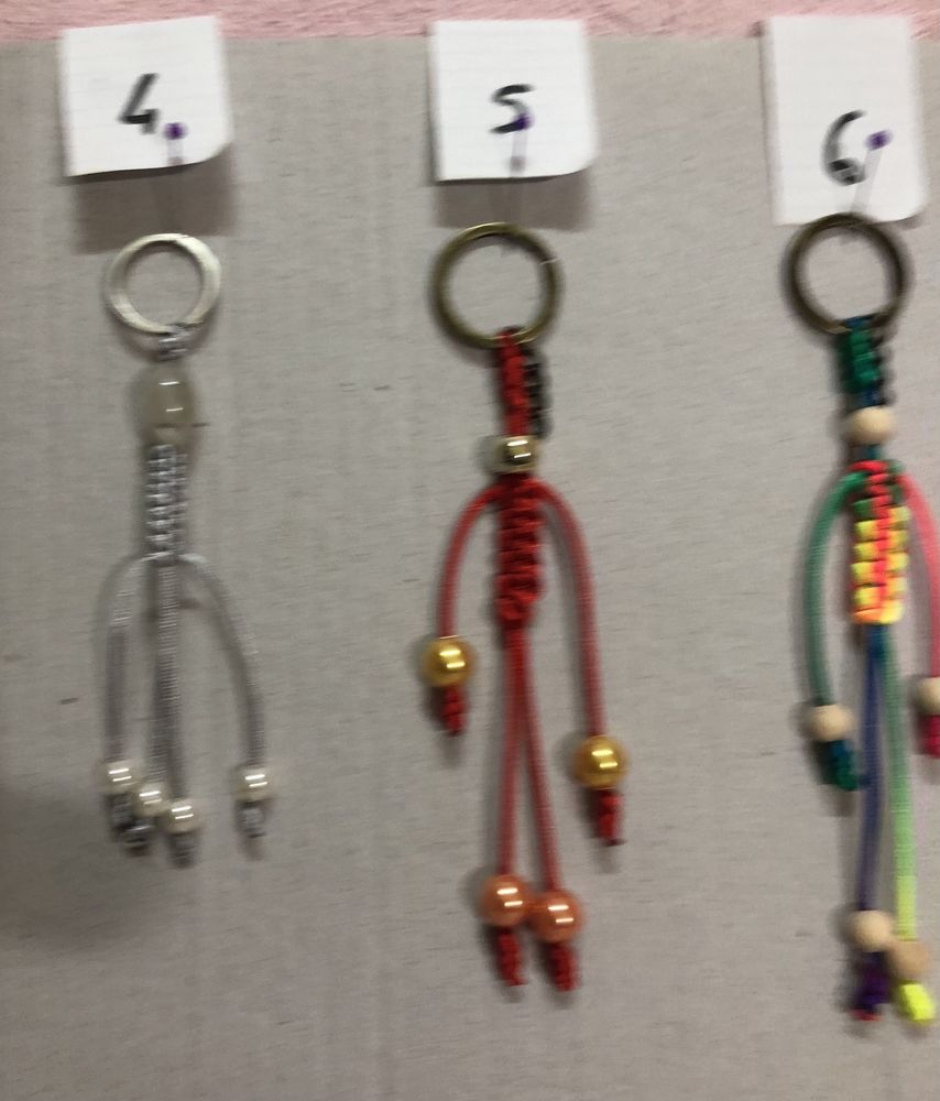Pulseiras e porta chaves