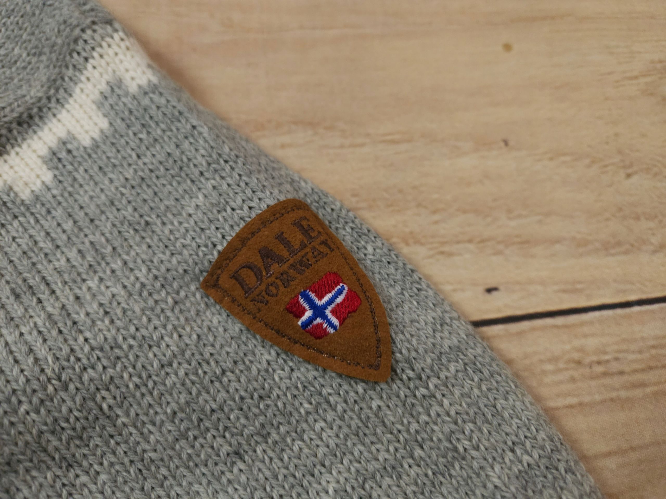 DALE Of Norway Sweter Wełniany Damski V Neck Logowany r. M
