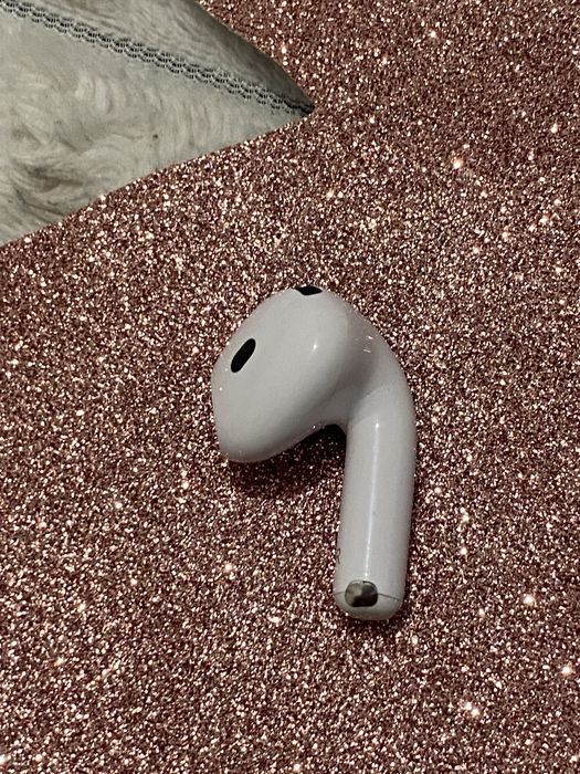 Продам навушники airpods 4 правий стан нормальний