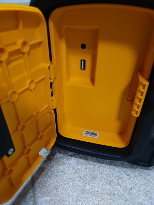 Радіоприймач-колонка DeWalt DCR020.