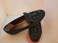 Sapatos pretos brilhantes com pedras
Adolfo Dominguez