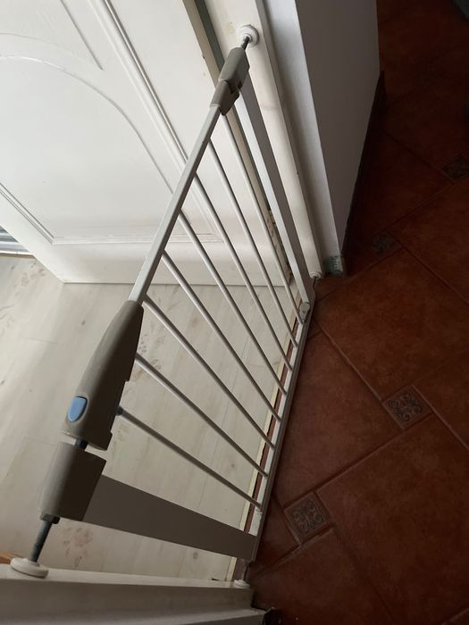 Bramka zabezpieczająca na schody albo drzwi kolor biały