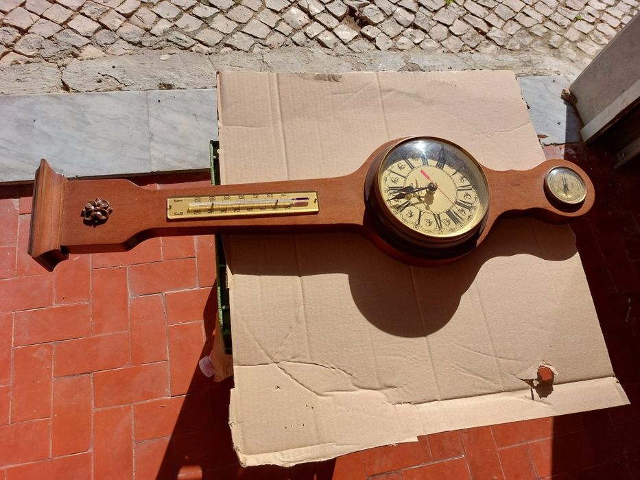 Relógio embutido em madeira maciça